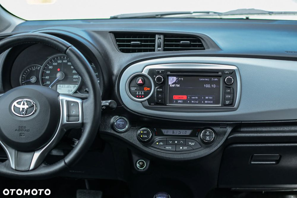 Toyota Yaris Hybrid 100 Premium - 10