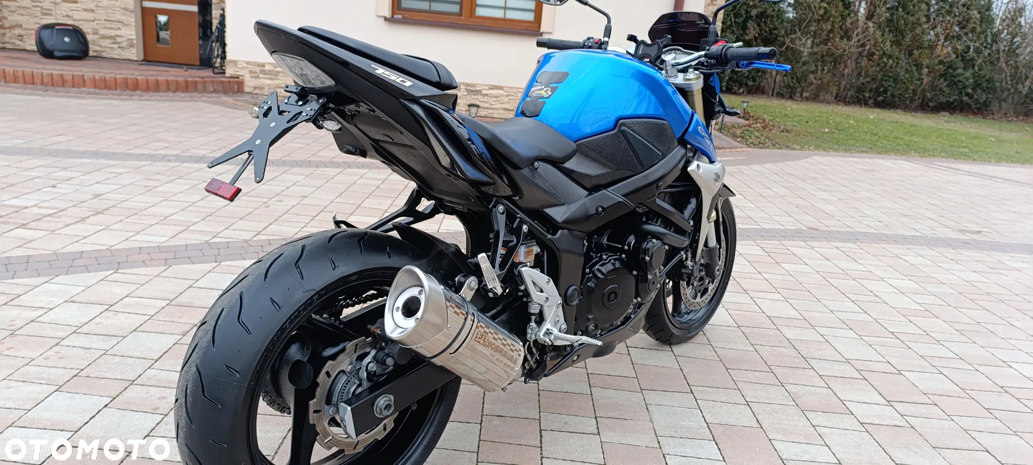Suzuki GSR - 11